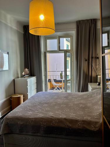1 dormitorio con cama y ventana grande en Birkastan - Stockholm, en Estocolmo