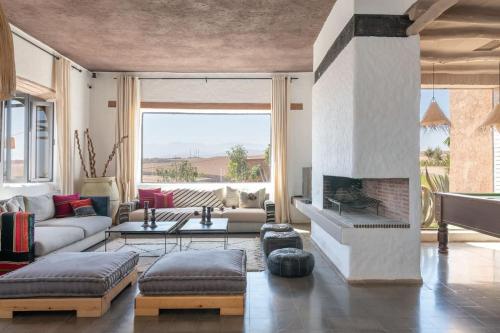 Χώρος καθιστικού στο Private villa, up to 38 people, Massages, Catering