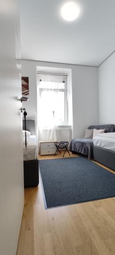 um quarto branco com 2 camas e uma janela em ABAI Apartments 1140 only WWW-On-line-Check-in & SelfService em Viena