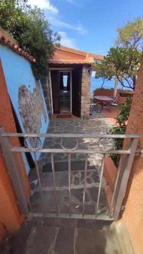 a stairway leading to a building with a gate at Appartamenti Pagni in Casa Morcone