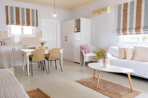 ein Wohnzimmer mit einem Sofa und einem Tisch in der Unterkunft Blue House Apartments in Vasilikos