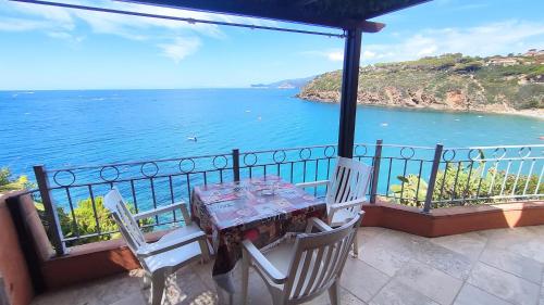 a table and chairs on a balcony with a view of the ocean at Appartamenti Pagni in Casa Morcone