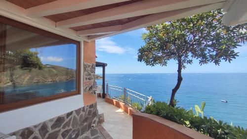 a view of the ocean from a house balcony at Appartamenti Pagni in Casa Morcone