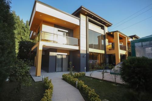 une maison moderne avec une passerelle devant elle dans l'établissement Villa Aysha 2, à Sapanca