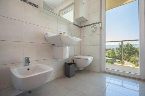 奥米什AP 4+2 in one of the most luxury building in Omis的带水槽、马桶和窗户的浴室