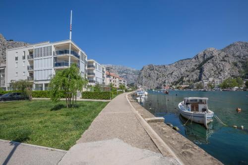 AP 4+2 in one of the most luxury building in Omis