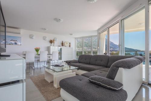 AP 4+2 in one of the most luxury building in Omis