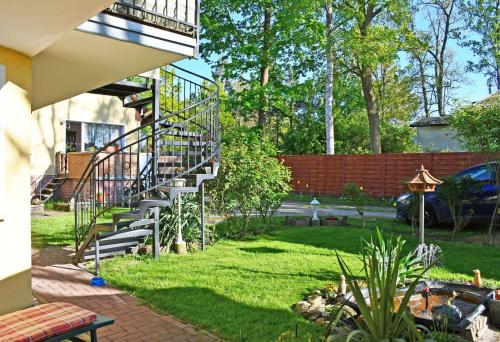 una escalera en un patio junto a una casa en Ferienwohnungen Familie Dinda en Baabe