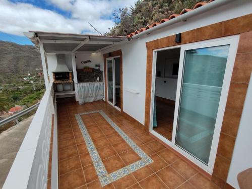 mit Blick auf den Balkon eines Hauses in der Unterkunft MIRADOR SAN ROQUE in Las Palmas de Gran Canaria