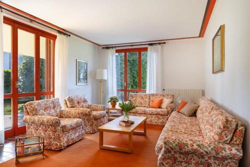 Ruang duduk di Large lakeside villa
