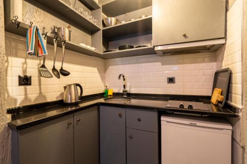cocina con fregadero y encimera en Cube Suites, en Estambul