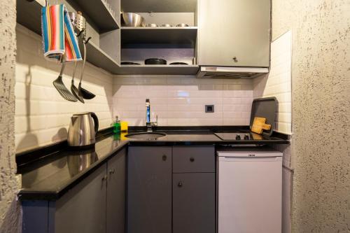 Кухня или мини-кухня в Cube Suites
