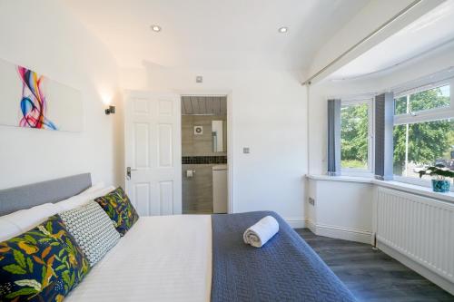 a bedroom with a bed and a window at COZY 6-Bed Home in Reading, Close to University, Attractions, Train Station with Garden, Parking & WiFi in Reading