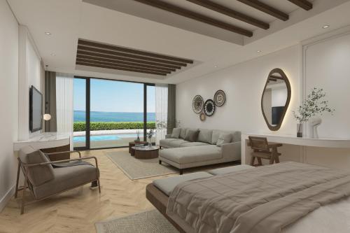 Acapulco Resort Hotel في كيرينيا: غرفة نوم بسرير كبير وغرفة معيشة