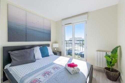 une chambre avec un lit avec deux animaux en peluche dessus dans l'établissement Appartement moderne pour 6, avec parking et WIFI - Fairytale Factory, à Chessy