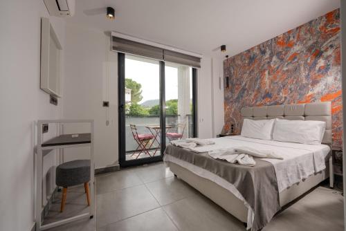 1 dormitorio con 1 cama grande y balcón en Euronova Hotels & Suites, en Kemer