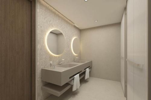 uma casa de banho com um lavatório e um espelho em Acapulco Resort Hotel em Kyrenia