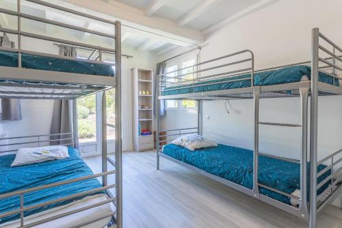 une chambre avec deux lits superposés et une fenêtre dans l'établissement Villa Agachelo avec piscine, à Fréjus