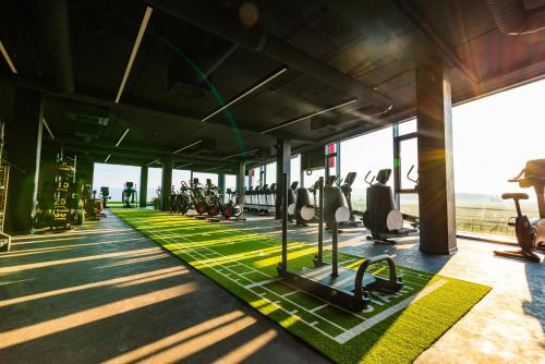 einen Fitnessraum mit Laufbändern und Crosstrainern in der Unterkunft NUTREND World in Olomouc