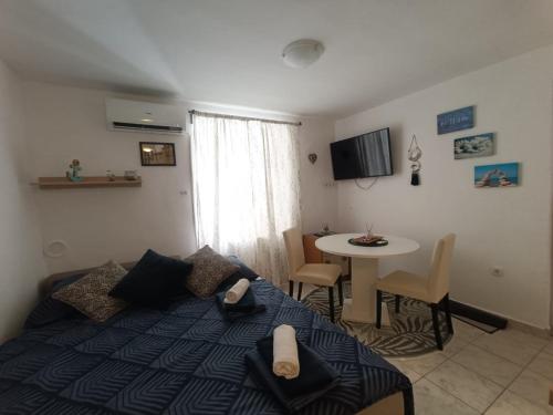 Un dormitorio con una cama y una mesa y un comedor. en Zadar Beach Apartments, en Zadar