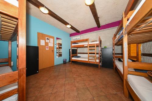 Camera con diversi letti a castello in dormitorio. di The Lazy Monkey Hostel & Apartments a Zara (Zadar)