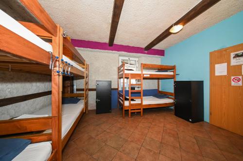 Двухъярусная кровать или двухъярусные кровати в номере The Lazy Monkey Hostel & Apartments
