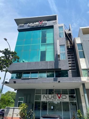 莎阿南的住宿－Swing & Pillows - NueVo Boutique Hotel Kota Kemuning，上面有蜂巢标志的建筑