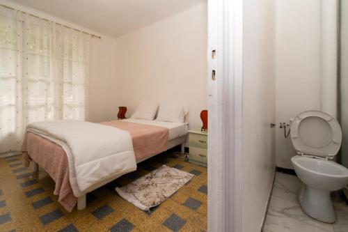 une petite chambre avec un lit et des toilettes dans l'établissement Jolie appartement à 10 minutes de la gare de Marseille, à Marseille