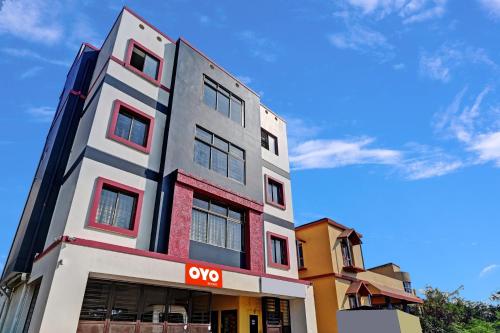 a white and red building with a xo sign on it at OYO Flagship Hi5 Days Inn Premium in Bhubaneshwar