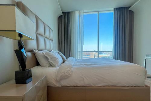 リヤドにあるGR-Luxurious 1-Bdr with Fendi Furniture in Damacのベッドルーム(大きな窓、白いベッド付)