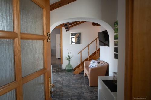 przedpokój z drzwiami i salonem w obiekcie Guesthouse Mila w Rovinj