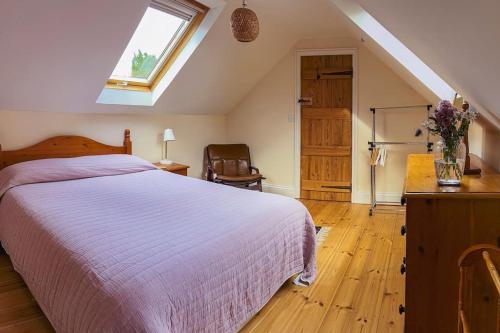 Postel nebo postele na pokoji v ubytování Sticklinch Farm Cottage Near Glastonbury town & walking distance for festival 4 beds sleeps 5