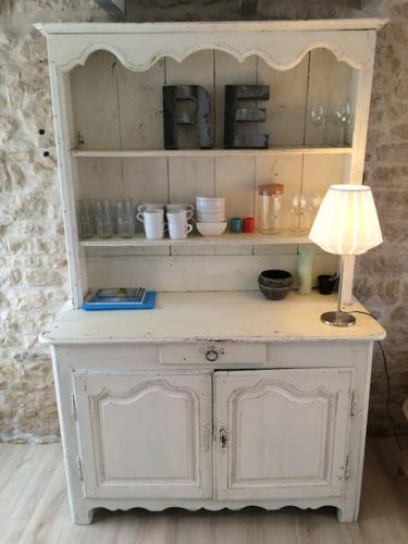 un clapier blanc avec une lampe dessus dans l'établissement Chai restauré au cœur du village, à Ars-en-Ré