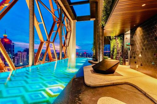 吉隆坡的住宿－Scarletz Suites KLCC by M Suites，一座城市天际线建筑的顶部游泳池