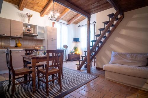 Il Castellaro في Borghi: مطبخ وغرفة طعام مع طاولة وكراسي