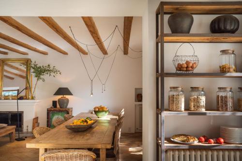 ein Esszimmer mit einem Tisch und Regalen mit Essen in der Unterkunft Agroturismo Son Viscos in Valldemossa