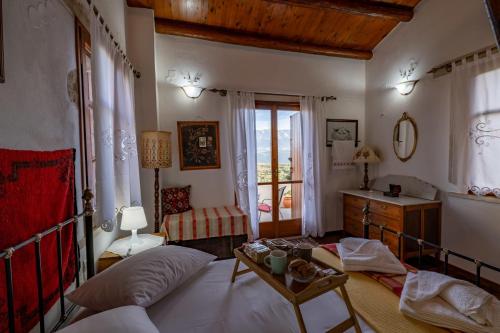 MaláxaにあるAgapi's Charming Retreat - Rustic Escape By Chaniaのリビングルーム(ベッド1台、テーブル付)