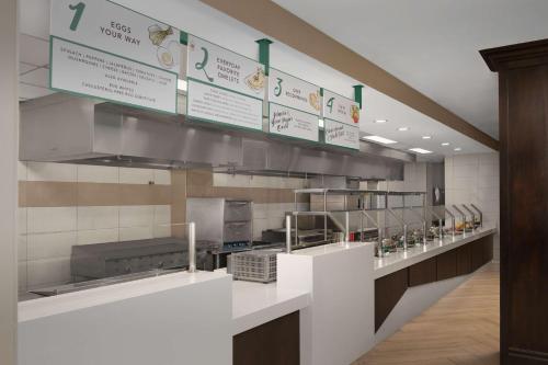 a fast food restaurant with a counter with aasteryasteryasteryasteryasteryasteryastery at Embassy Suites La Quinta Hotel & Spa in La Quinta