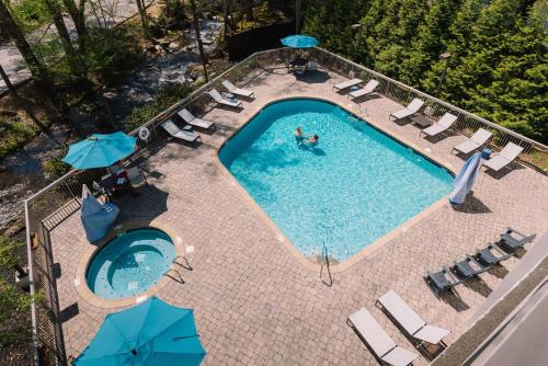 an overhead view of a swimming pool with chairs and umbrellas at Hampton Inn Gatlinburg in Gatlinburg