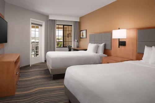 Habitación de hotel con 2 camas y TV en Embassy Suites La Quinta Hotel & Spa en La Quinta