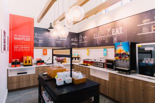 a fast food restaurant with a cash register and a counter at Hampton Inn Gatlinburg in Gatlinburg