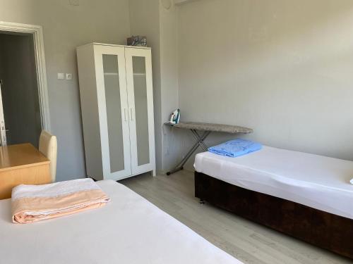 a small room with two beds and a table at güvenilir aile apartmanı in Akcaabat