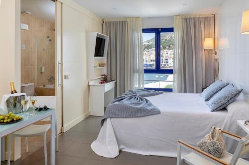 Hotel Spa Cap de Creusにあるベッド