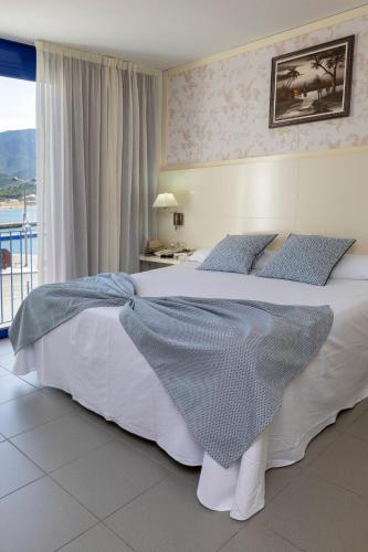 Hotel Spa Cap de Creusにあるベッド
