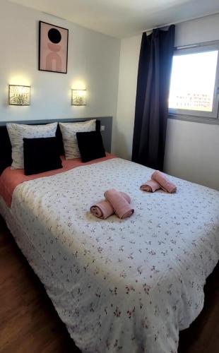 Un ou plusieurs lits dans un hébergement de l'établissement Appartement proche de la plage