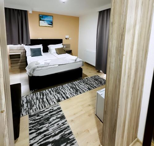 - une chambre avec 2 lits et un tapis dans l'établissement Hotel Casablanca, à Goražde