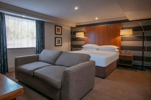 Una cama o camas en una habitación de DoubleTree by Hilton Stratford-upon-Avon, United Kingdom