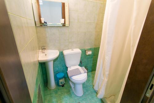 Baño pequeño con aseo y lavamanos en City Plus Rhodes Hotel, en Rodas