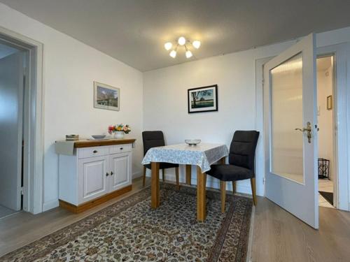 uma cozinha com mesa e cadeiras num quarto em Appartement Sylter Residenz 16 57 em Westerland