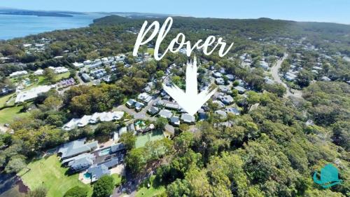 una vista aérea de un parque con casas y las palabras Playurt en Plover Executive Deluxe Villa 25 en Cams Wharf